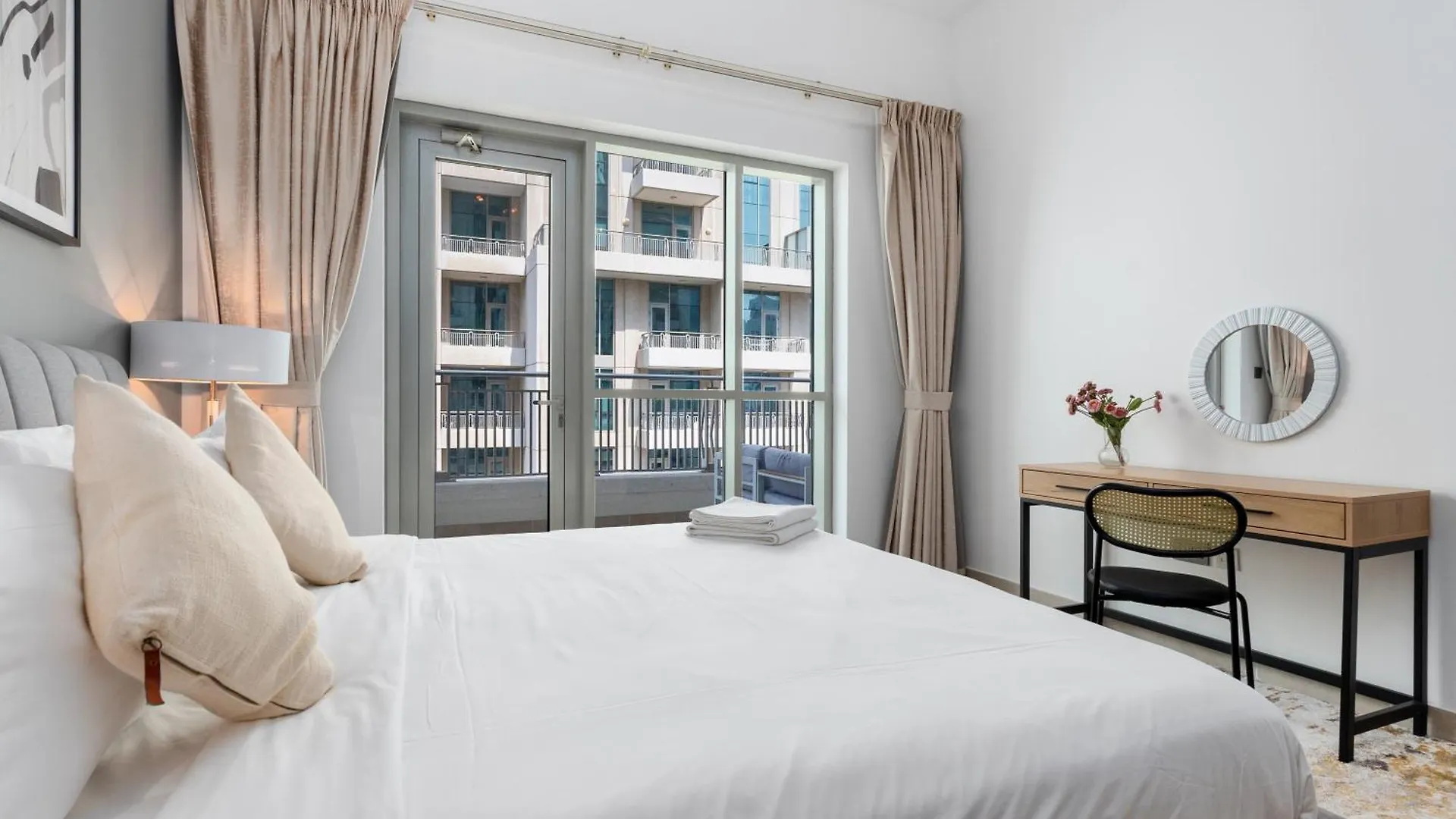 Apartamento White Sage - Fountain View Stylish Apt With Spacious Terrace Dubái